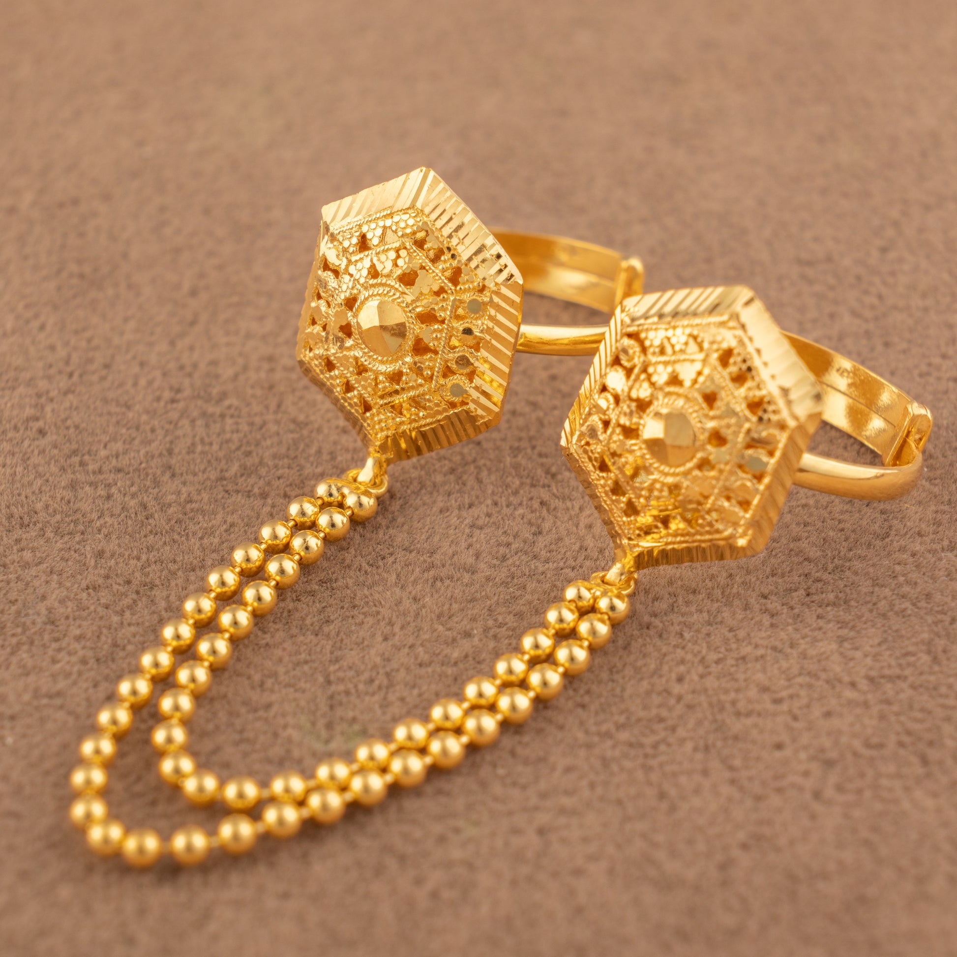 Twin Ring Chain (D36) in 925 silver with 24K gold plating, hexagonal ring faces with honeycomb trellis openwork