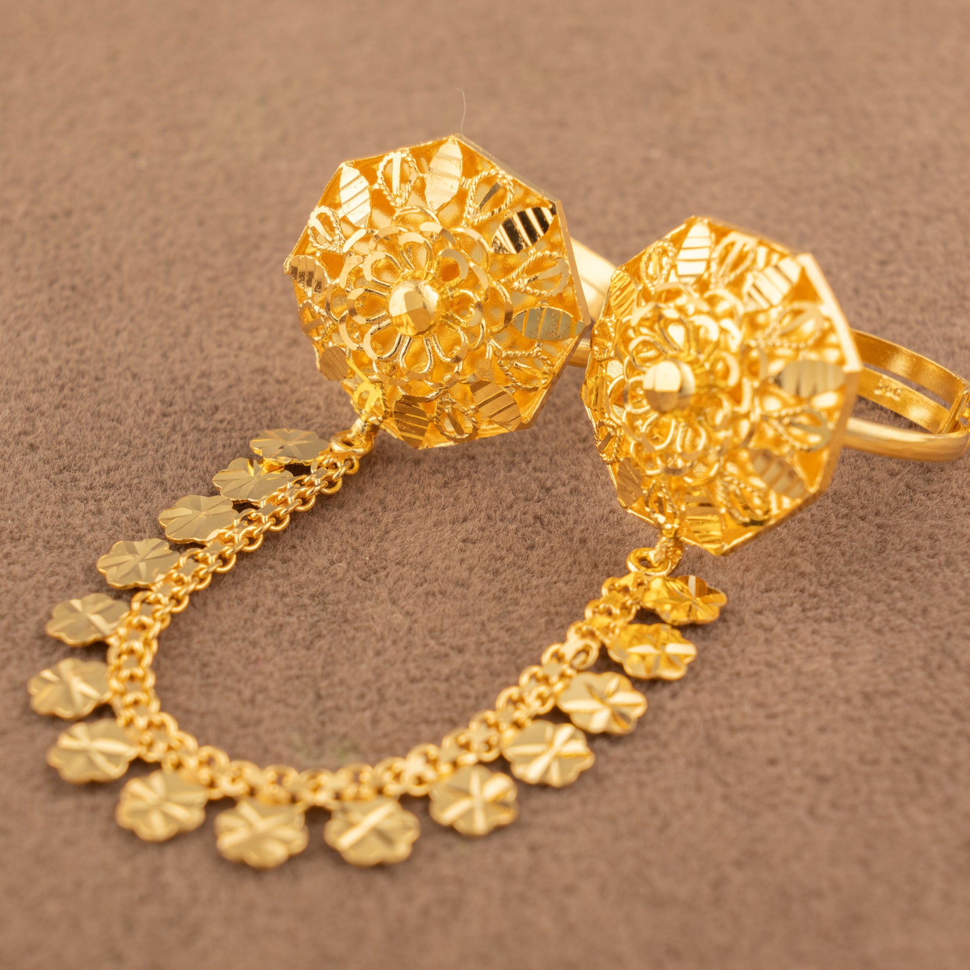 Twin Ring Chain (D37) in 925 silver with 24K gold plating, octagonal rosette openwork ring faces with a flower charm fringe