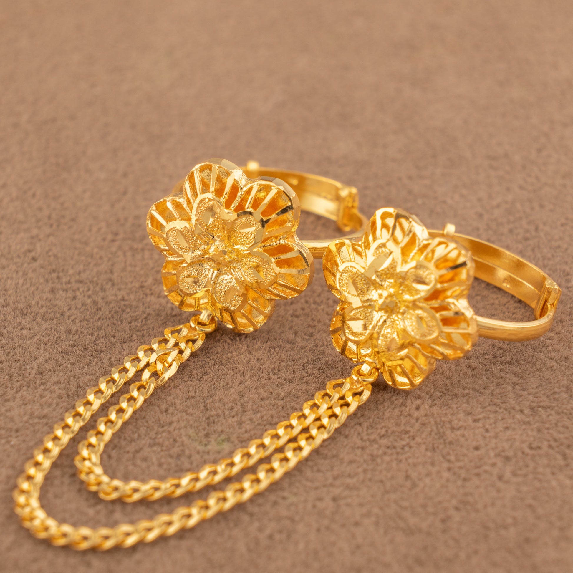 Twin Ring Chain (D39) in 925 silver with 24K gold plating, sculpted five-petal blossom ring faces with a curb chain