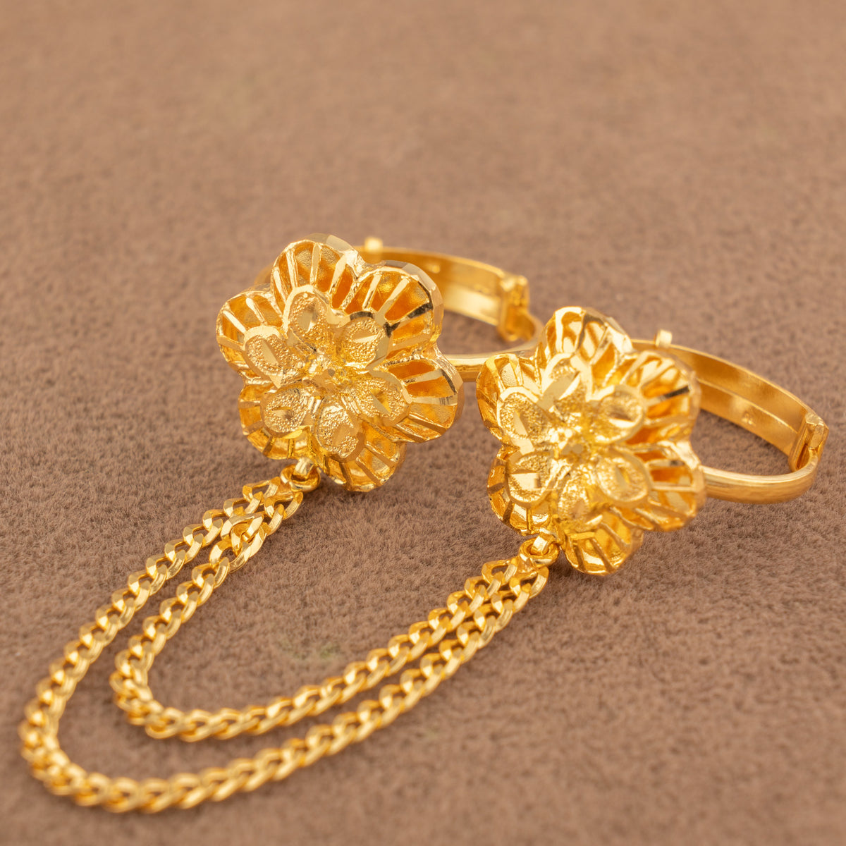 Twin Ring Chain (D39) in 925 silver with 24K gold plating, sculpted five-petal blossom ring faces with a curb chain