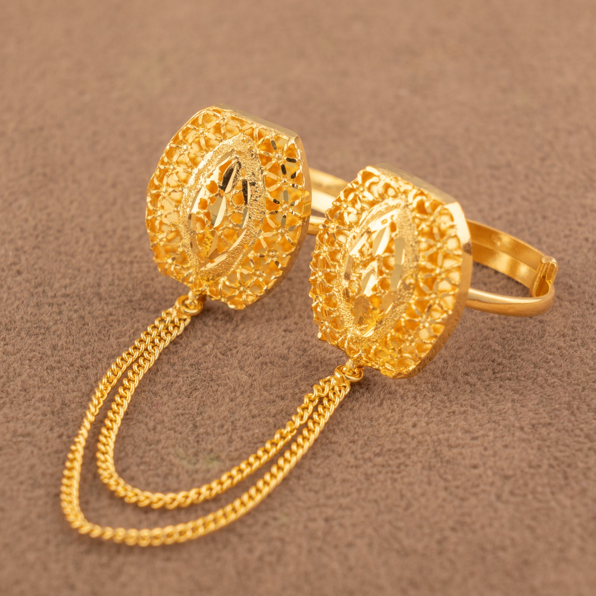 Twin Ring Chain (D42) in 925 silver with 24K gold plating, cushion ring faces with granulated field and marquise centre